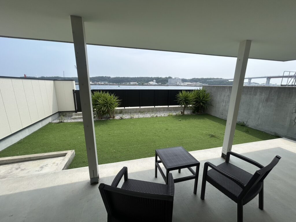 the View 三浦市晴海町 ガーデンのテーブルチェアと脱走防止柵、海が見えるくつろぎスペース