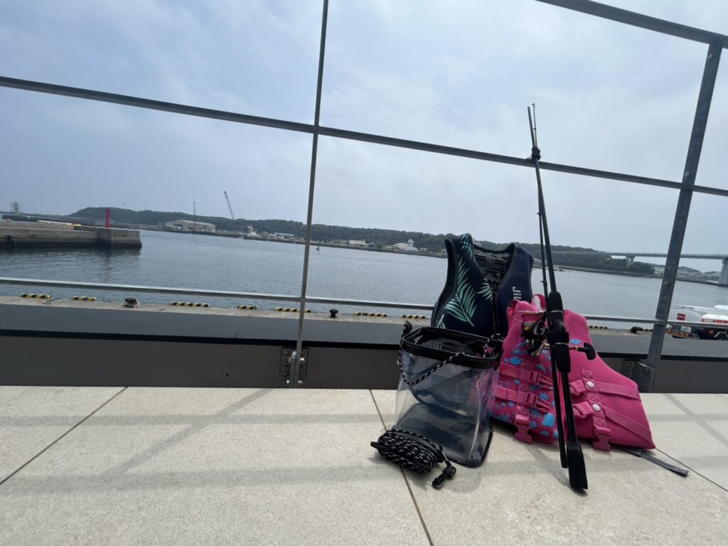 the View晴海町 目の前の堤防で使える釣り具レンタルセット一式（竿・ライフジャケット・仕掛けケース）と城ヶ島大橋の景色